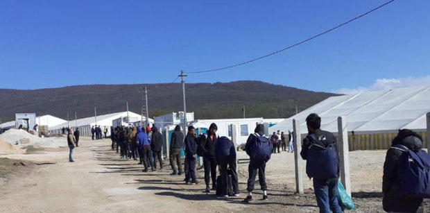 Мигранти излазе и улазе кад хоће, камп се проширује на српску имовину, њима и вода и струја, а нашим повратницима ништа: Срби огорчени због дешавања код Босанског Петровца